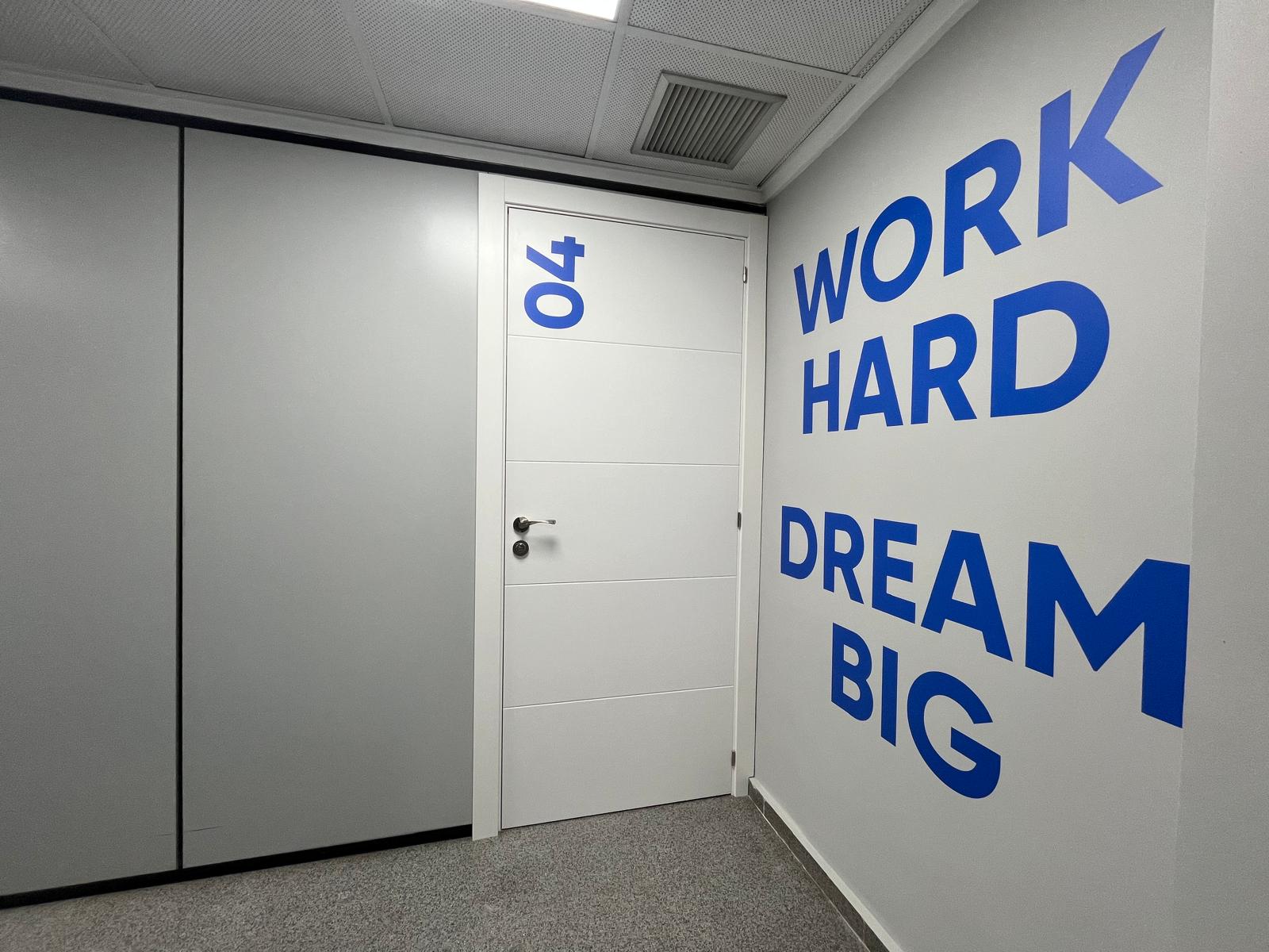 Sabemos que tu trabajo es importante, pero también lo es tu tiempo. En Convenient Coworking Plus Valencia hemos diseñado un espacio de trabajo que combina la flexibilidad con la tranquilidad de una oficina privada y con la energía creativa del coworking.