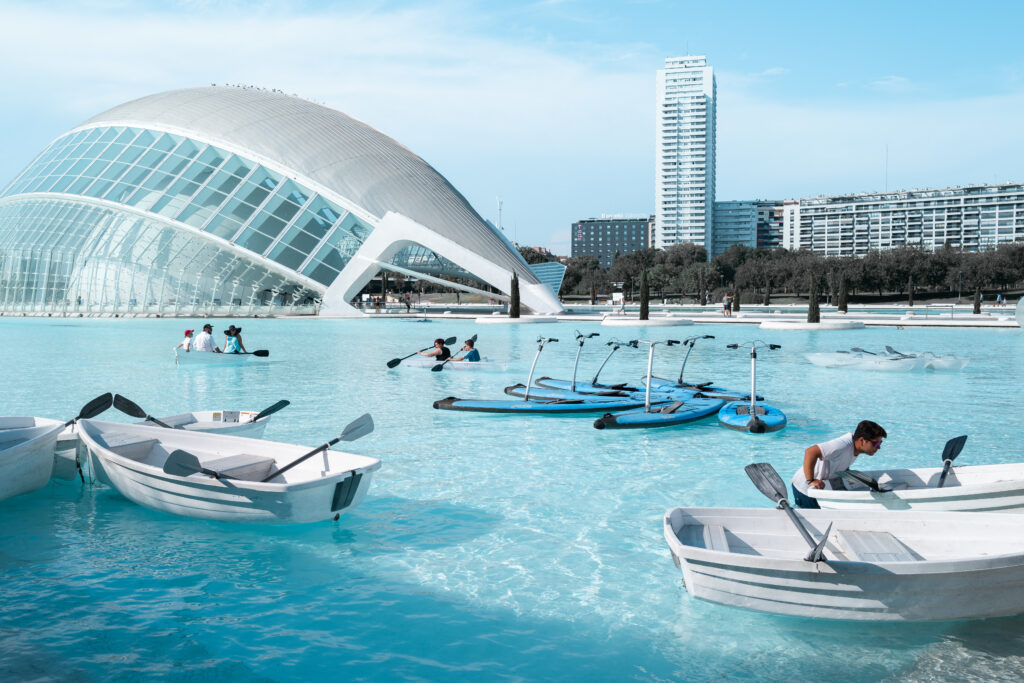 En 2026, Valencia para nómadas digitales se ha consolidado como el destino predilecto en Europa. Mientras otras capitales sufren la saturación turística y costes prohibitivos, la ciudad del Turia ofrece un equilibrio perfecto: infraestructura tecnológica de vanguardia, un coste de vida competitivo y una calidad de vida envidiable.