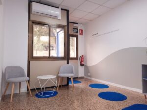 Sobrevivir a la soledad del freelance en Valencia es una decisión que depende exclusivamente de ti. Si buscas un lugar donde tu trabajo sea valorado y tu presencia aporte valor a un grupo, la comunidad de Convenient Coworking es tu sitio.