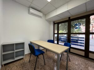 En Valencia, donde disfrutamos de tantas horas de sol al año, resulta contradictorio encerrarse en oficinas que ignoran la conexión con el exterior. La integración de la luz natural en tu espacio de trabajo no es un lujo estético, sino una necesidad para mantener altos niveles de concentración y bienestar durante toda la jornada laboral en Valencia.