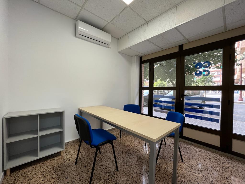 En Valencia, donde disfrutamos de tantas horas de sol al año, resulta contradictorio encerrarse en oficinas que ignoran la conexión con el exterior. La integración de la luz natural en tu espacio de trabajo no es un lujo estético, sino una necesidad para mantener altos niveles de concentración y bienestar durante toda la jornada laboral en Valencia.
